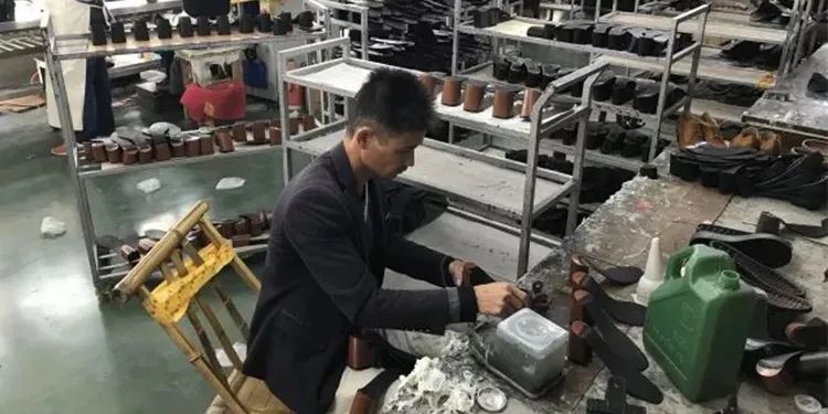 Dejing的凈??制鞋廠除臭劑，治理?yè)]發(fā)性有機(jī)化合物(VOC)廢氣.jpg